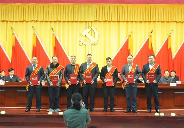 天一美家集團(tuán)董事長程一先生榮獲“羊山首屆創(chuàng)業(yè)能手、羊山招商引資特別貢獻(xiàn)獎(jiǎng)”