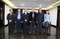 信陽市統戰部部長方波、副市長張明春、招商局局長王亞玲一行來我司參觀指導